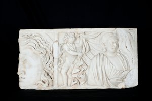 Sarkofagin fragmentti (marmori)